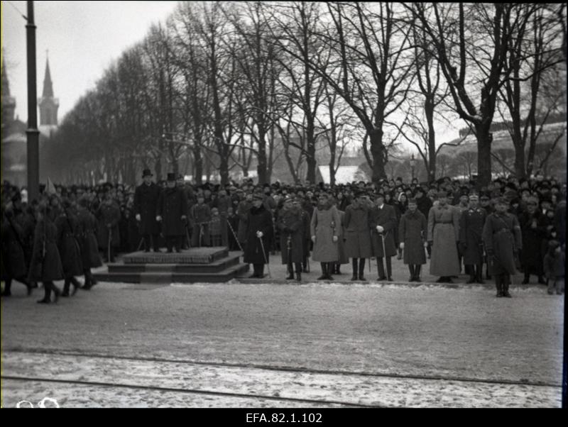 Valitsuse ja välisriikide esindajad Eesti Vabariigi XIII aastapäeva paraadil.