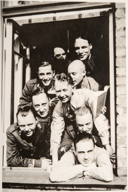 Eesti Vabariigi Sõjaväe Tehnikakool. Suurtükiklassi lipnikud E.Linsi, J.Kabel, E.Ruus, E.Linalaid, R.Aardma, A.Vene, V.Orav, A.Võhma, J.Varik  oma magamisruumi aknal.