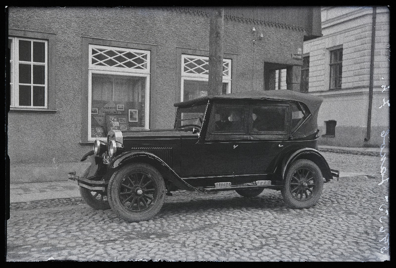 Sõiduauto Buick Master Six Sport Touring fotograaf Jaan Rieti ateljeemaja ees Posti tänaval, (foto tellija Jakob).