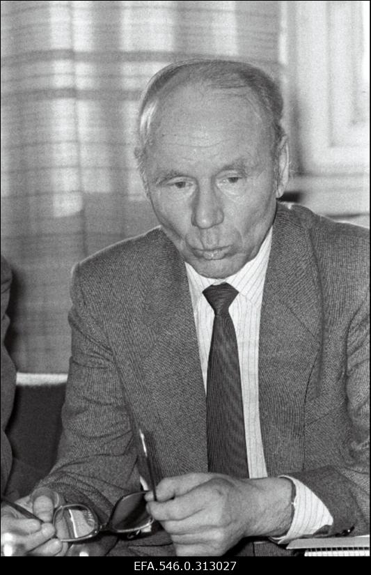 Ajalehe "Rahva Hääl" vestlusringist osavõtja.