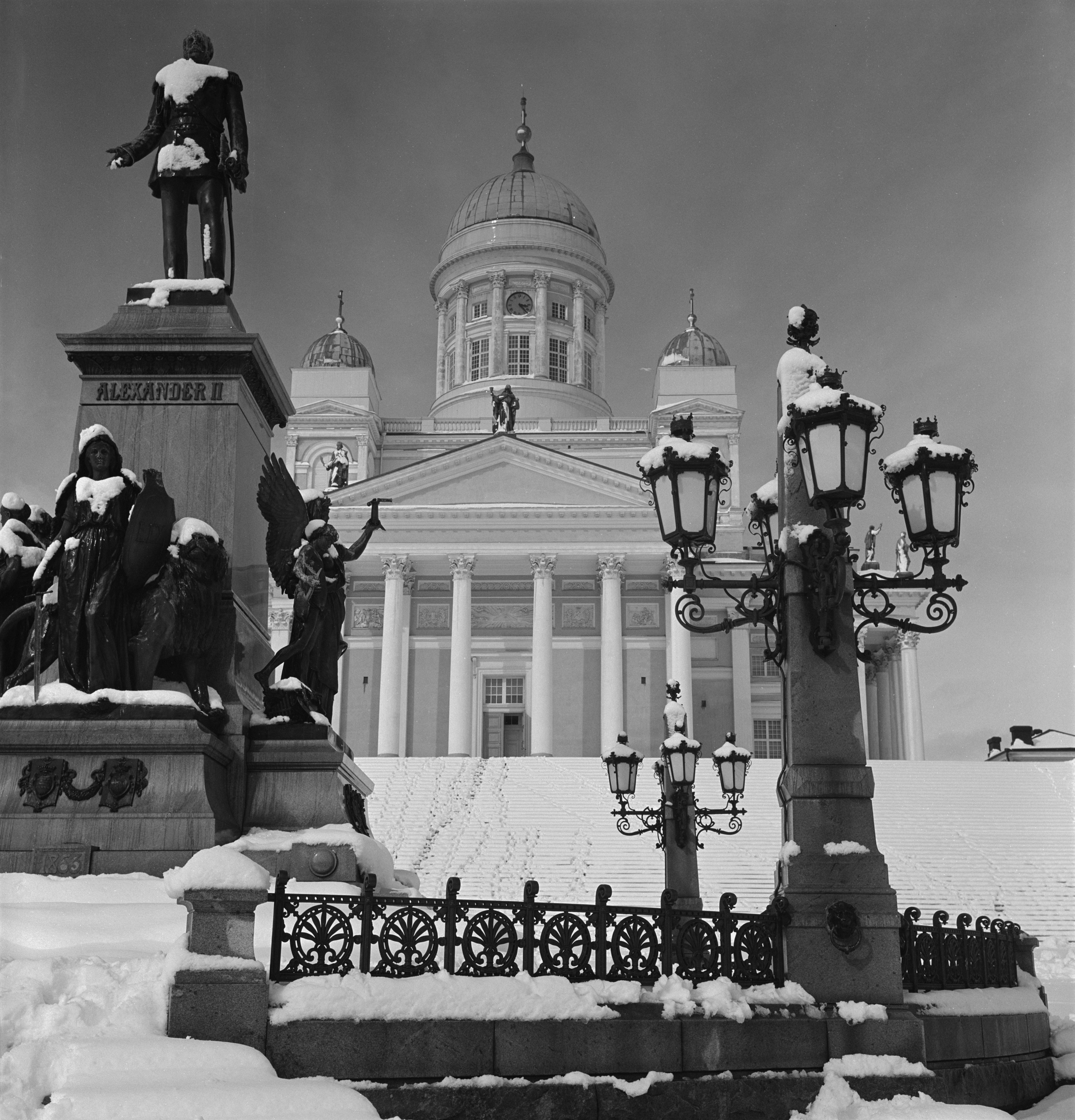 Senaatintori , Tuomiokirkko ja Aleksanteri II :n patsas huhtikuisen lumisateen jälkeen.