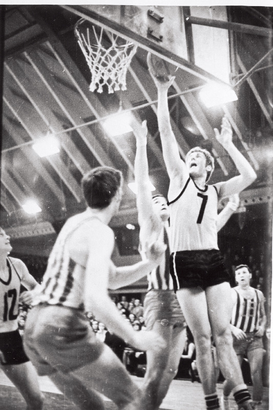 Tartu "Kalevi" ja Kiievi "Stroiteli" vaheline mäng NSV Liidu meistrivõistlustel korvpallis, pealeviskel Jaak Lipso.