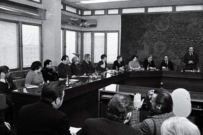 NLKP XXV kongressi delegaadid vastuvõtul EKP Keskkomitees. Seisab EKP Keskkomitee sekretär V. Väljas.