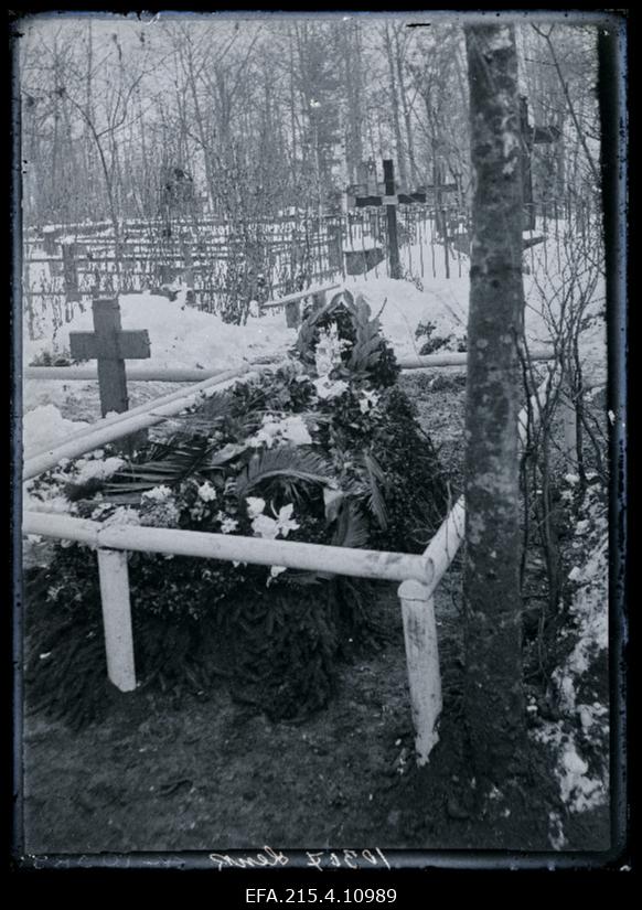 Pärgadega kaetud haud kalmistul, (foto tellija Lenk).