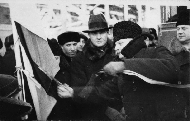 Uue elektritrammiliini pidulik avamine Pärnu maanteel. Tallinna linnapea kindral J. Soots avab trammiliini rahvusvärvi lindi läbilõikamisega.