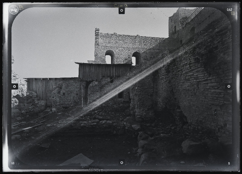 Rakvere, Rakvere linnusevaremed. Rakvere linnuse varemed vallikraaviga. Rakvere linnuse stereofotogramm-meetriline mõõdistamine.