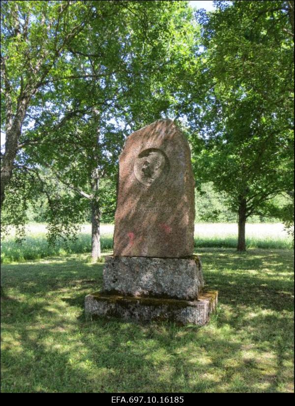 Mälestusmärk Fr. R. Kreutzwaldi sünnikohas Jõeperes.