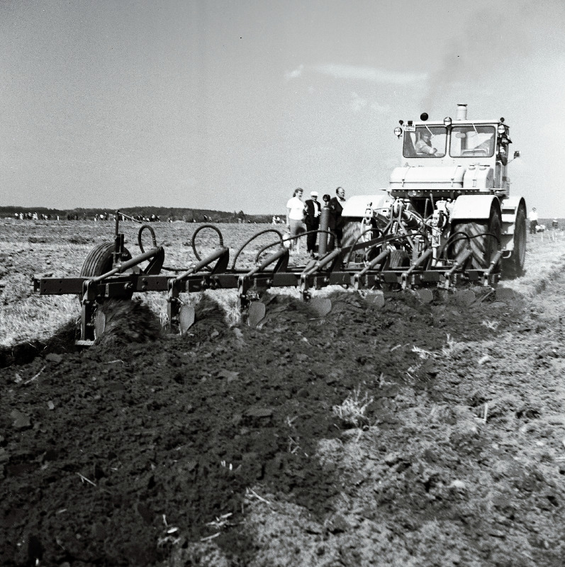 Põllumajandusmasinate näitus Vinni näidissovhoostehnikumis.