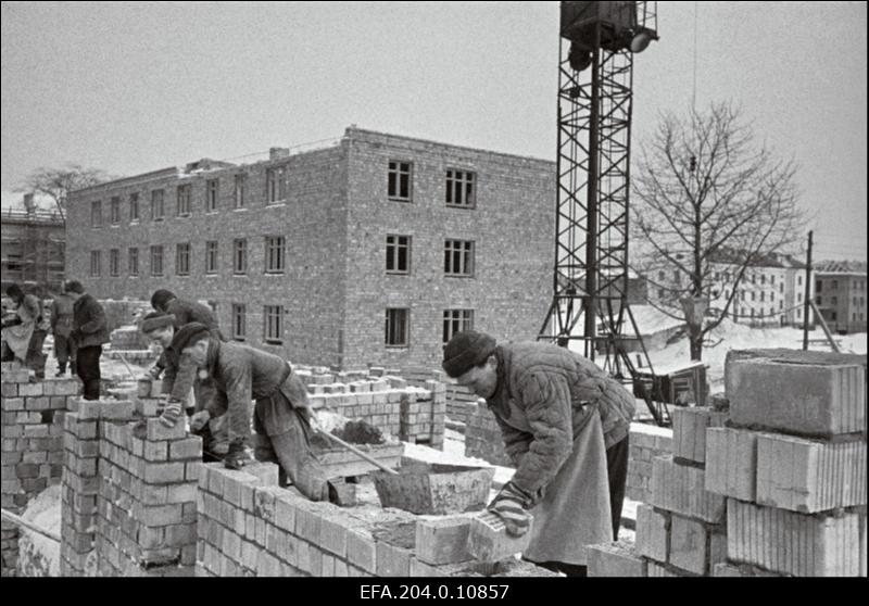 Brigadir K. Tilga müürseppade kompleksbrigaad müüre ladumas Kohtla-Järvel.