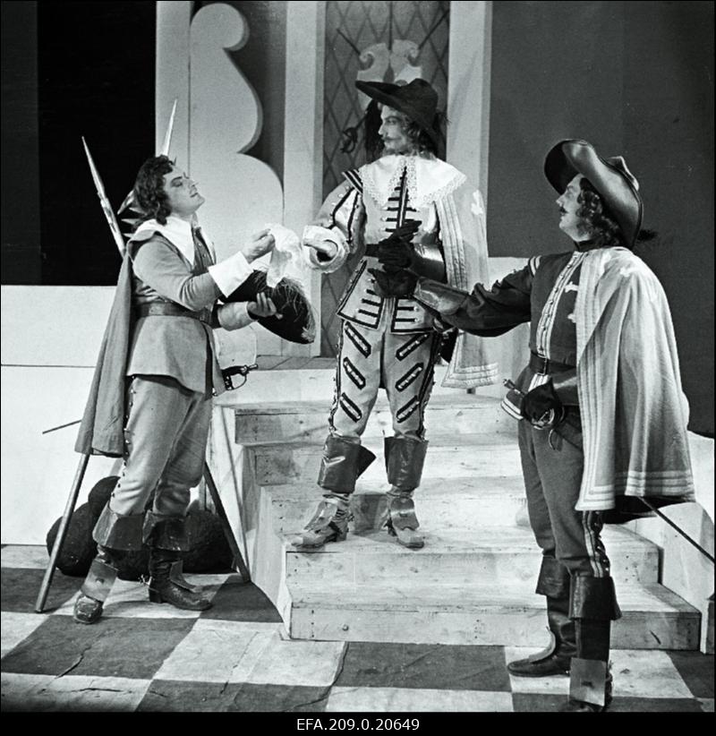 Stseen A. Dumas romaani Kolm musketäri dramatiseeringust. Vasakult D´Artagnan - Rein Aren, Aramis - Ervin Abel, Bicarat - Priit Raudkivi.
