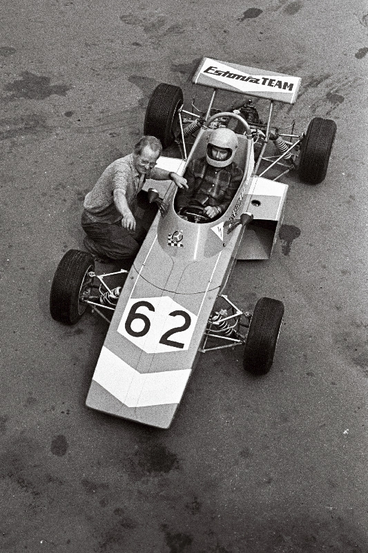 Tallinna Autoremondi Katsetehases katsetab võidusõiduautot "Estonia-19" Karl Ploom (vasakul) ja mitmekordne NSV Liidu tšempion autovõidusõidus Enn Griffel.