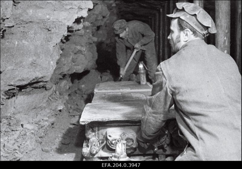 Käva-2 kaevanduse puurimismasina juht Salo töötamas.