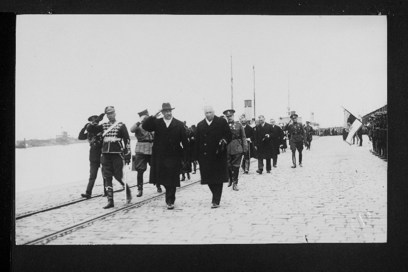 Soome president P. Svinhufvud, Eesti Vabariigi riigivanem J. Teemant, kindral Jonson koos saatjatega teel sadamast linna.