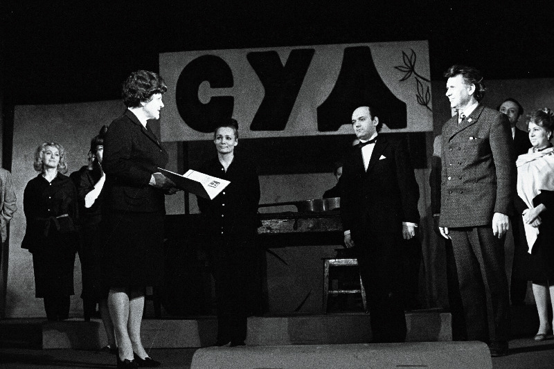 Eesti NSV Ülemnõukogu Presiidiumi esimehe asetäitja Meta Jangolenko annab Moskva Draama- ja Komöödiateatri (Taganka) kollektiivile üle Eesti NSV Ülemnõukogu Presiidiumi aukirja.