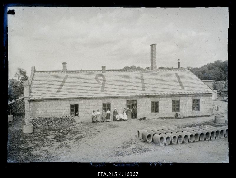 Punase Risti hoone, katusel aastaarv 1911.