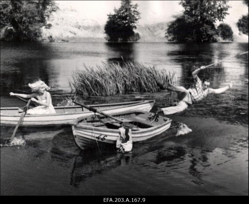 Näitlejad A. Ader (vasakul) ja G. Ots filmistuudio Tallinnfilm mängufilmis Juhuslik kohtumine.