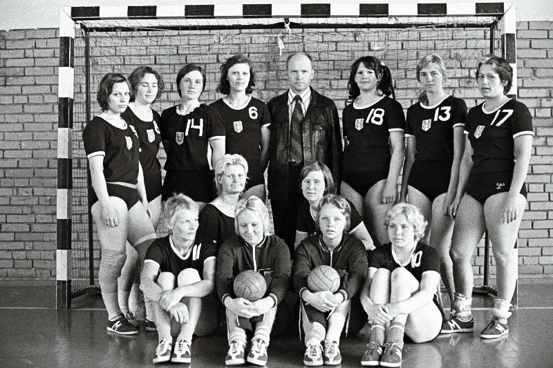 Eesti NSV 1976.a. meisternaiskond väravpallis (esimeses reas vasakult): Merike Tiitus, Marionella Pulman, Aino Jensen, Marika Jundas, Ester Soopan, Taisi Nappus; (tagumises reas): Marje Lambut, Agnessa Handešina, Alina Karhu, Merike Lomp, treener Leo Häikelainen, Natalja Smirnova, Marina Tverdovskaja ja Ulvi Moks.