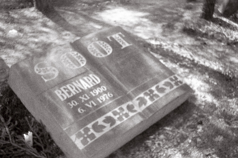 Pedagoogi ja kirjandusteadlase Bernhard Söödi hauakivi Metsakalmistul.