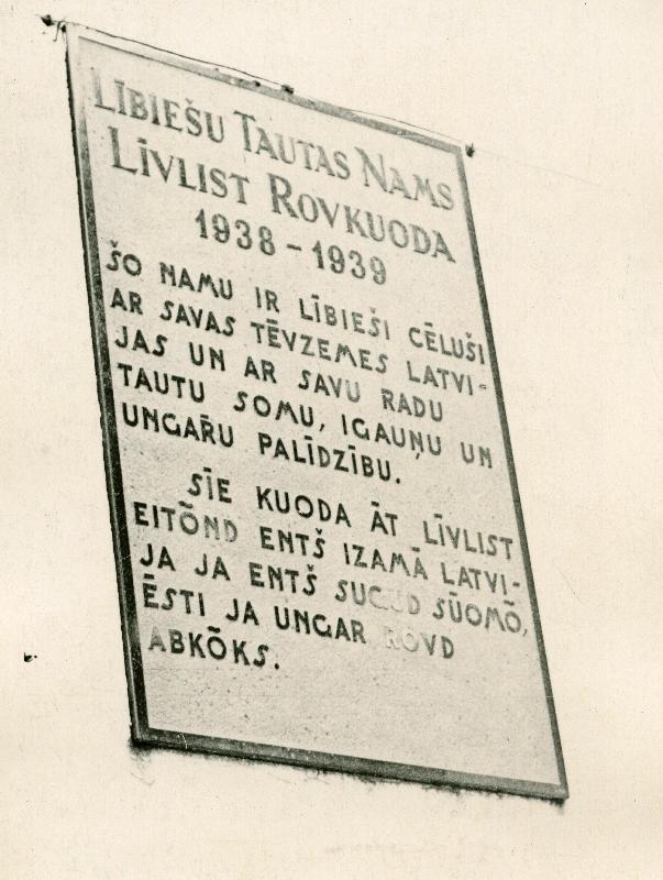 Silt Liivi rahvamaja seinal Mazirbe külas Kuramaal.