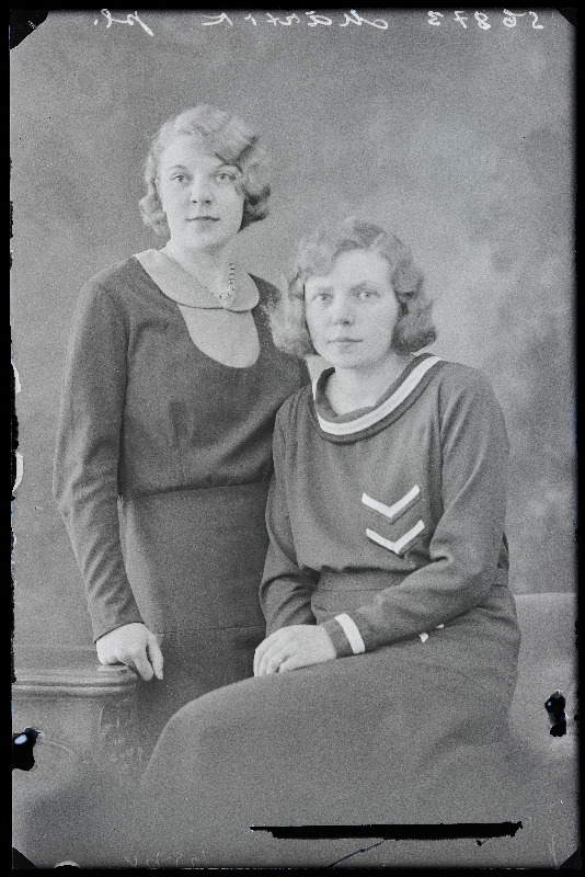 Kaks naist, (foto tellija Märtik).