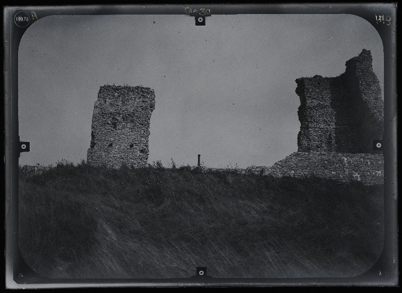 Rakvere, Rakvere linnusevaremed. Rakvere linnuse varemed vallikraaviga. Rakvere linnuse stereofotogramm-meetriline mõõdistamine.
