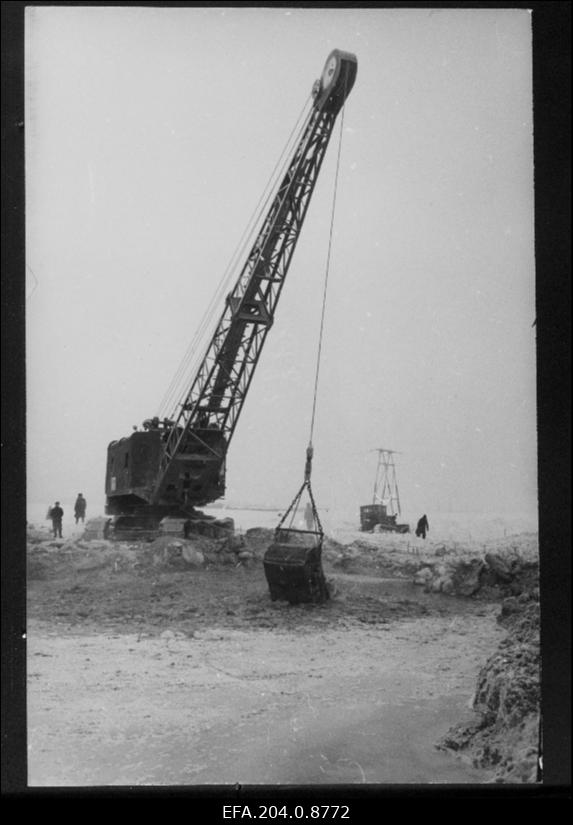 Ekskavaator kaevamas veeäravoolu kanalit Balti elektrijaama ehitusel.