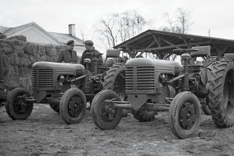 Jõgeva rajooni Palamuse Masina- ja Traktorijaama vaheltharimise traktorid HTZ-7.