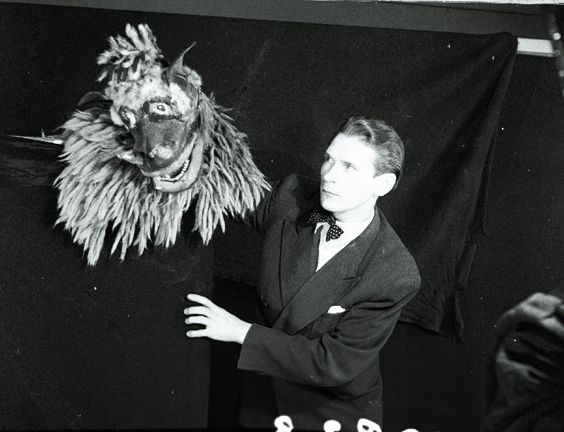 Uue Teatri näitleja Ferdinand Veike koos nukuga.