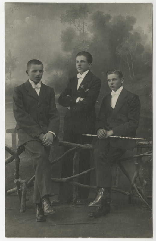 Johan Loorits, A. Neumann ja Johannes Kivi oma leeripäeval