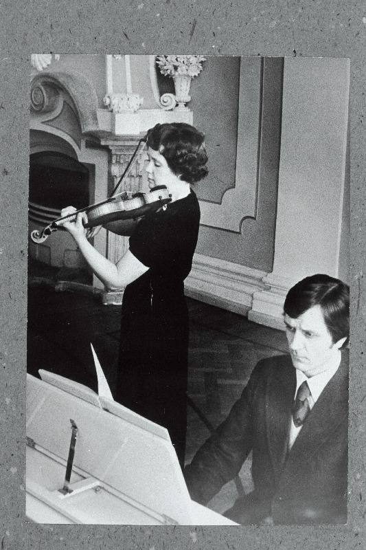 Viiuldaja Tiiu Heinsalu ja pianist Toivo Peäske Kadrioru lossis esinemas.