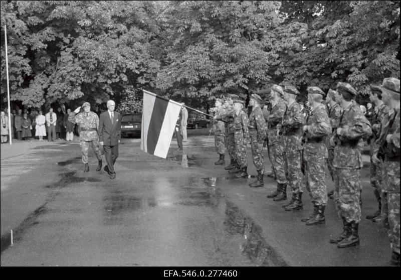 President Lennart Mere ametisse astumise tseremoonia presidendi lossi ees.