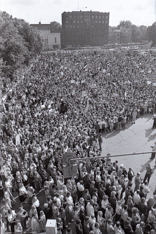 Eestimaa Rahvarinde Eestseisuse organiseeritud protestimiiting Vabaduse väljakul seoses riigipöördekatsega NSV Liidus.