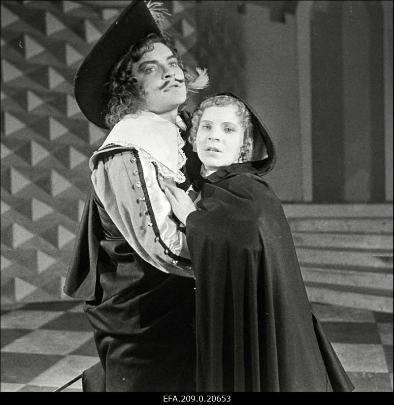 Stseen A. Dumas romaani Kolm musketäri dramatiseeringust. D´Artagnan - Rein Aren, Constance - Asta Lott.