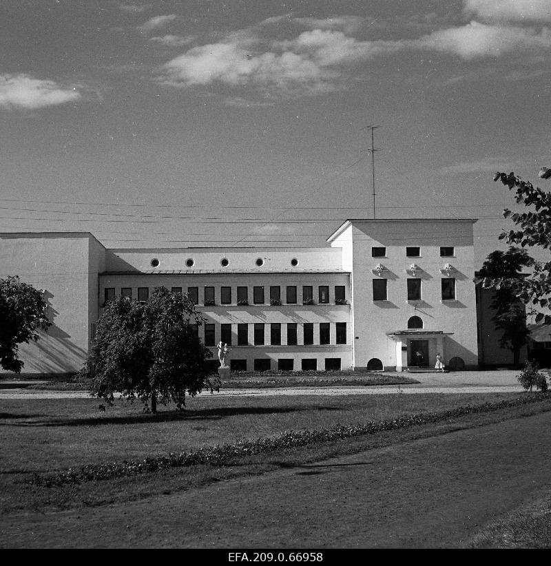 Pärnu 1. keskkool.