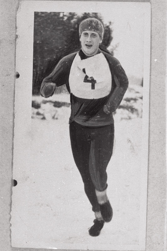 Viievõistleja E. Liivak krossirajal.