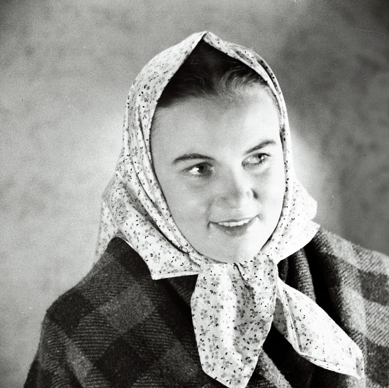 Näitleja Leida Laius Katku Liisu osas Aadu Hindi samanimelise romaani järgi seatud Andres Särevi dramatiseeringus Tuuline rand. V. Kingissepa nimelises TR Draamateatris.