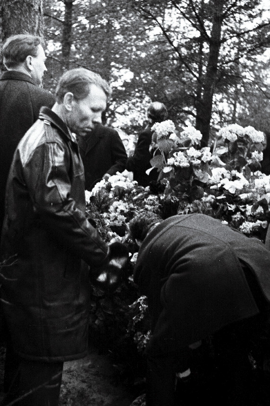 Eesti NSV rahvakirjanik Juhan Smuuli kalmu kaunistamine lilledega Metsakalmistul.