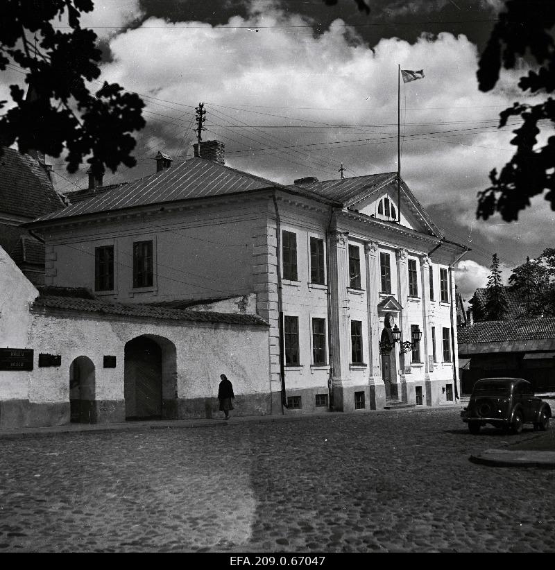 Vaade Pärnu täitevkomitee hoonele.