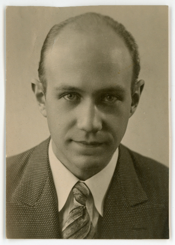 Eliaser, Rein, sünd 1913. Portreefoto välispassi saamiseks esitatud avalduse juurde