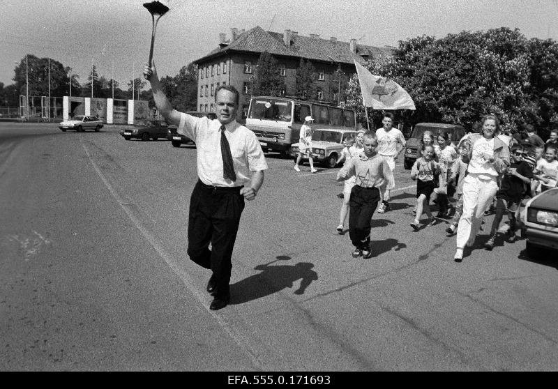 ÜRO ülemaailmne rahujooks Pärnus. Tõrvikuga Pärnu maavanem Toomas Kivimägi.