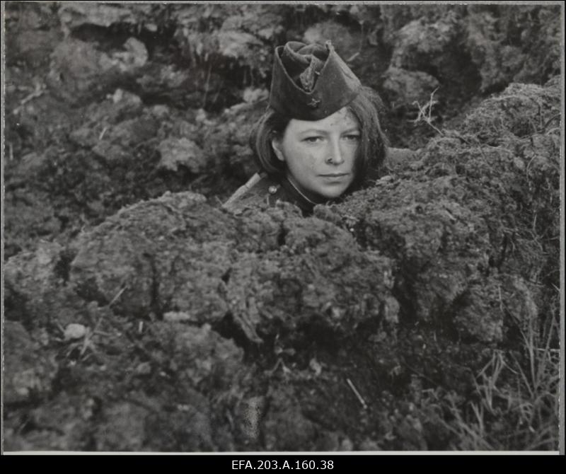 Näitleja K. Kikerpuu filmistuudio Tallinnfilm mängufilmis Inimesed sõdurisinelis.