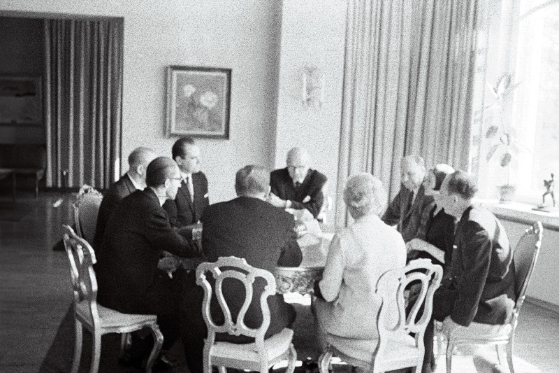 Nõukogude Eesti delegatsiooni liikmed ja kultuuripäevadest osavõtjad koos NSV Liidu suursaadiku A. J. Kovaljoviga vastuvõtul Soome presidendi U. Kekkonenei juures.