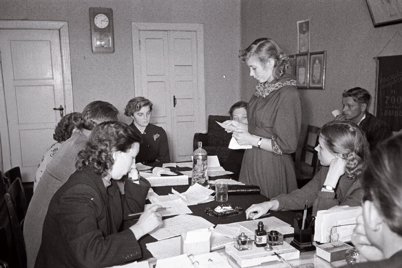 Narva linna komsomolikomitee büroo arutamas N. Akovitova (keskel) avaldust Kasahstani uudismaale sõidu kohta.