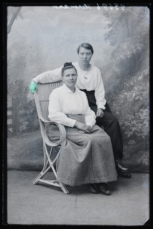 Kaks naist, (foto tellija Hermann).