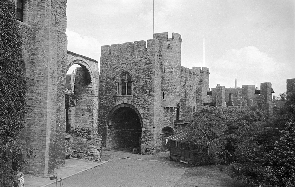 Gravensteen (Château des Comtes de Flandre), Ghent, Belgium (8451998963) - Inside the walls of Gravensteen castle (Château des Comtes de Flandre) in Ghent. 
Inanför murarna till slottet Gravensteen (Château des Comtes de Flandre) i Ghent.  
Location: Gent (Gand), Oost-Vlaanderen, Belgium, België
Photograph by: Berit Wallenberg 
Date: 28.06.1934
Format: Film
Persistent URL: kmb.raa.se/cocoon/bild/show-image.html?id=16001000100524

Read more about the photo database (in english): www.kms.raa.se/cocoon/bild/about.html