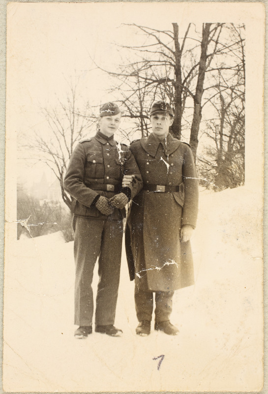 Kaks sõdurivormis noormeest talvises looduses