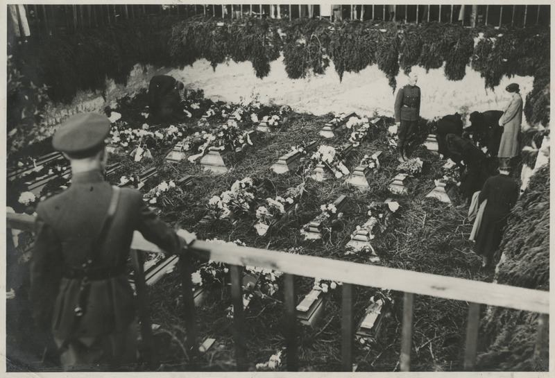 Männiku plahvatus-katastroof, lahtine ühishaud 49 hukkunu kirstuga Kaitseväe kalmistul, lähedased kirstude juures
