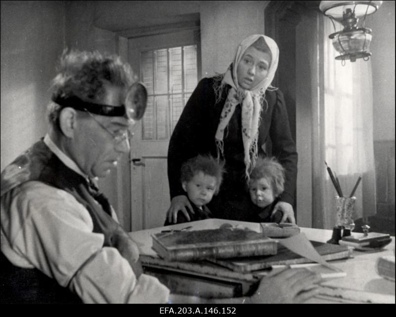 Kaader filmistuudio Tallinnfilm mängufilmist Põrgupõhja uus Vanapagan, vasakult: arst - Kaarel Karm ja Juula - Astrid Lepa.