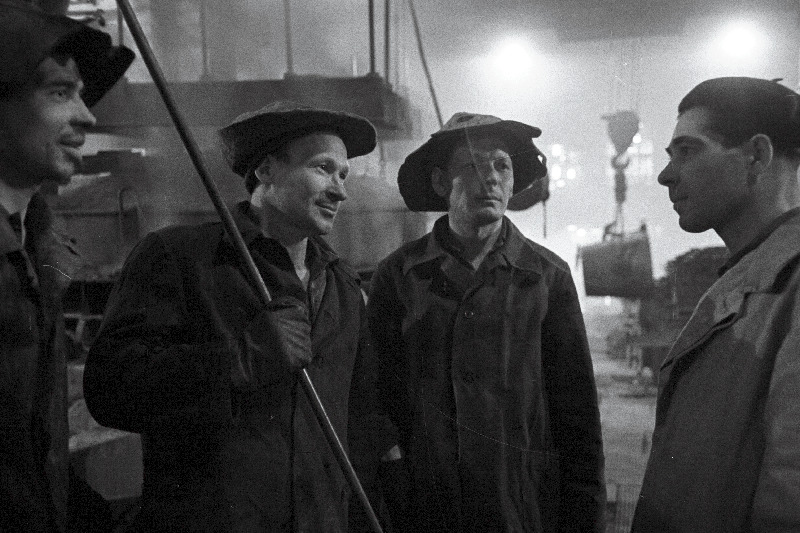 Tallinna Masinaehitustehase eesrindlik terasesulatajate brigaad (vasakult) A. Õunap, brigadir F. Pehhenko, A. Jelagin ja N. Telolekov.