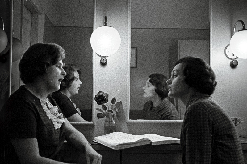 RAT "Estonia" ooperisolistid Urve Tauts (vasakul) ja Liidia Panova garderoobis vestlemas.